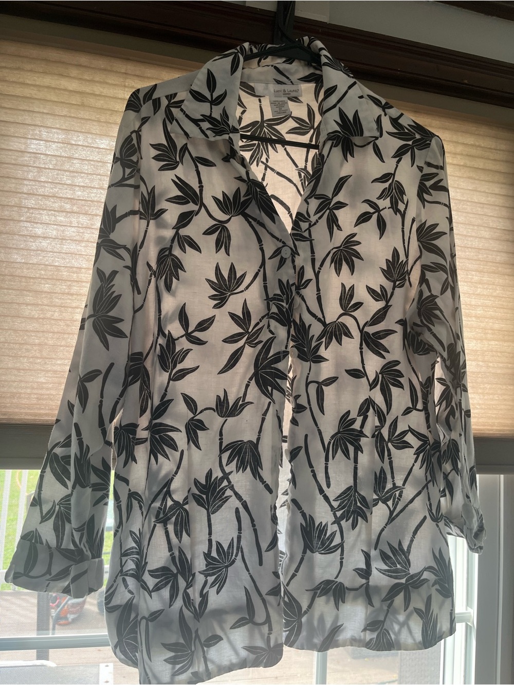 Lucy & Laurel Black Leaf-Print Button Down Blouse